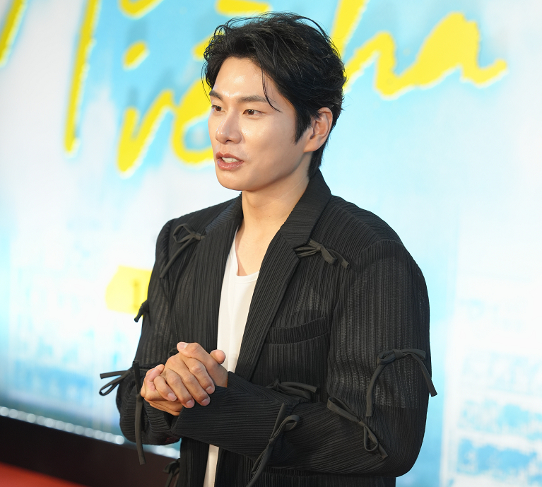 Lee Yi Kyung, thiếu gia tập đoàn LG đảm nhận vai nam chính bộ phim Mẹ Ơi, Về Nhà