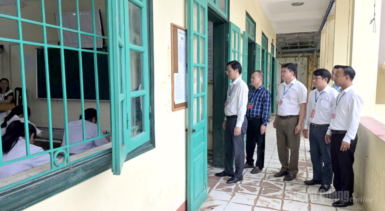 Lãnh đạo Sở GD-ĐT tỉnh Tuyên Quang kiểm tra phòng thi tại kỳ thi tốt nghiệp THPT quốc gia năm 2026 - Ảnh: Báo Tuyên Quang
