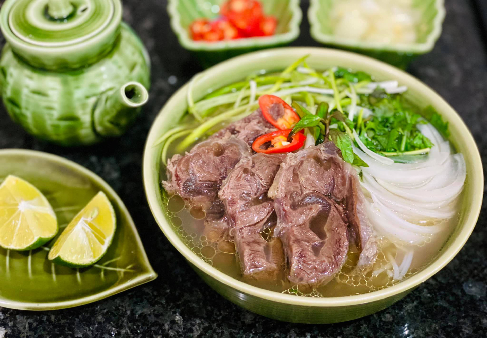 Có nhiều biến thể như phở chua Cao Bằng; phở Nhắng Lai Châu; phở đỏ Bắc Hà (Lào Cai); phở vịt quay, phở chua Lạng Sơn; phở dê Ninh Bình; phở bò, phở trộn Sơn La