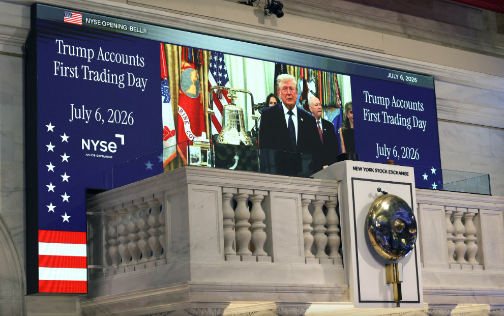 Màn hình ở sàn NYSE chiếu cảnh ông Trump rung chuông mở phiên tại Nhà Trắng ngày 6-7