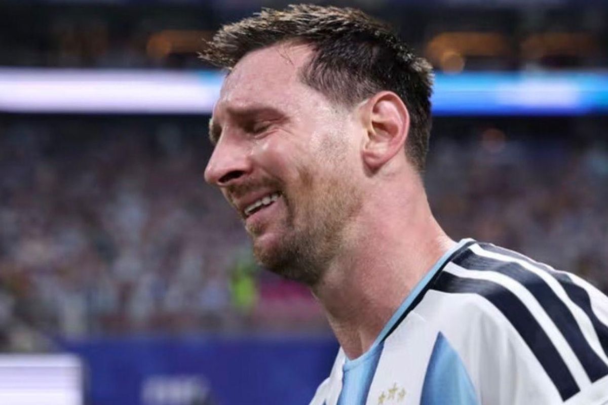 Messi bật khóc sau tiếng còi mãn cuộc của trọng tài.
