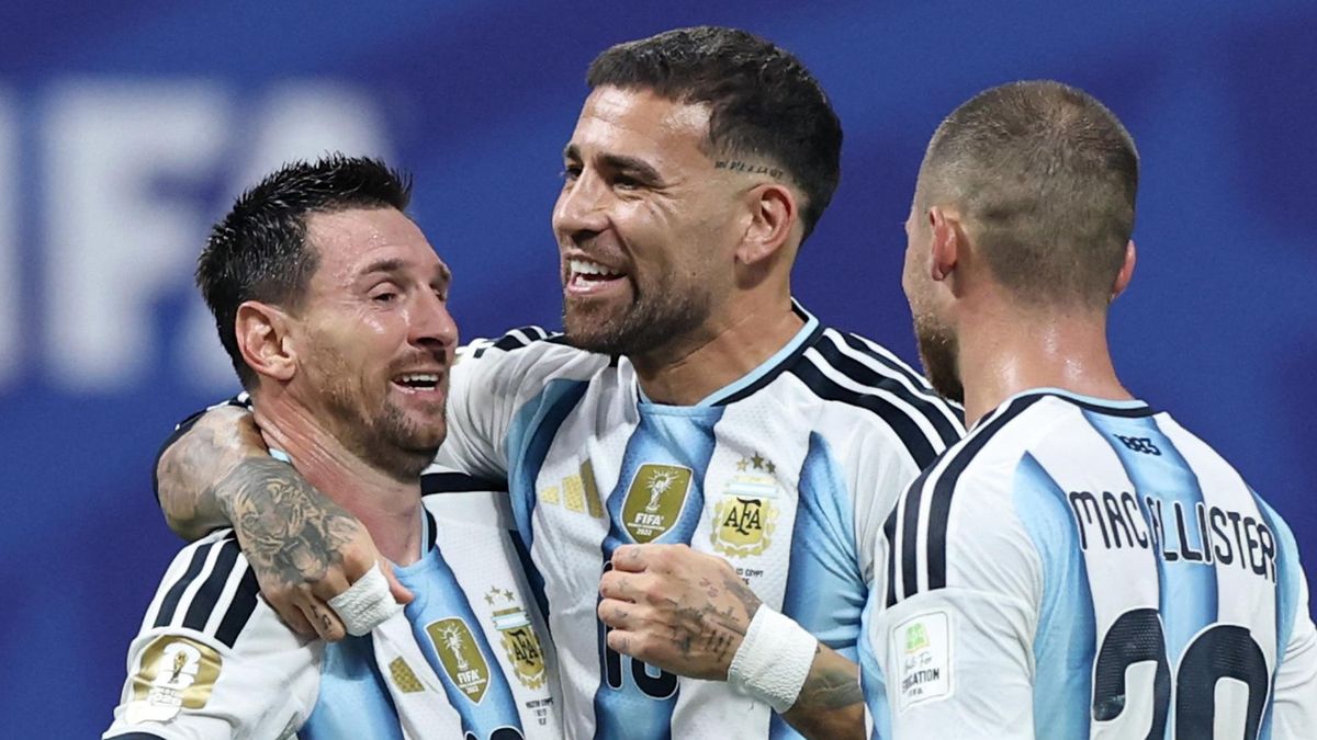 Messi và các đồng đội ăn mừng sau khi ghi bàn.