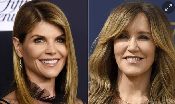 Hai nữ diễn viên Lori Loughlin (trái) và Felicity Huffman nằm trong số hơn 50 người bị truy tố trong vụ bê bối tuyển sinh đại học lớn nhất lịch sử nước Mỹ
