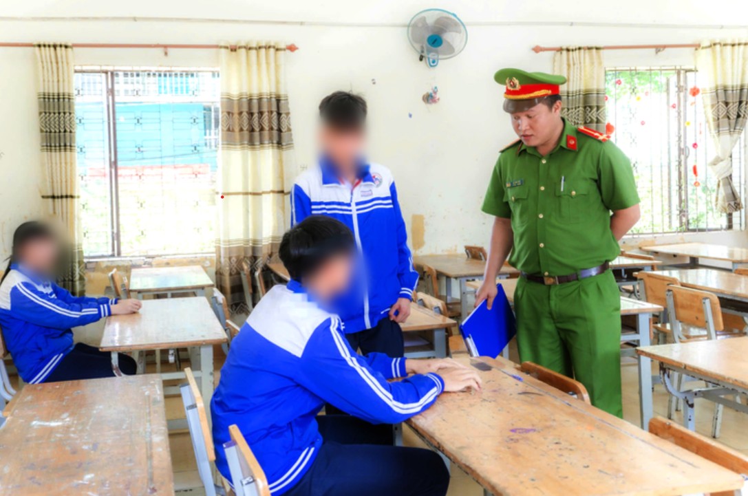 Cơ quan công an làm việc tại trường học, nơi xảy ra vụ việc - Ảnh: Công an cung cấp