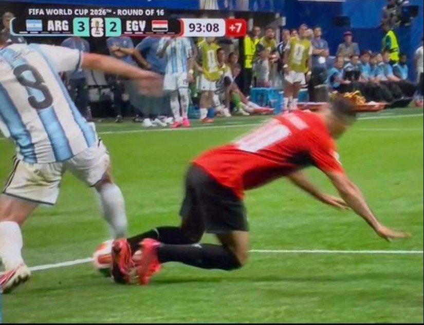 Julian Alvarez (9) của Argentina va chạm với Mohamed Salah trong khu cấm địa của Argentina, ngay trước khi Argentina ghi bàn thắng thứ 3