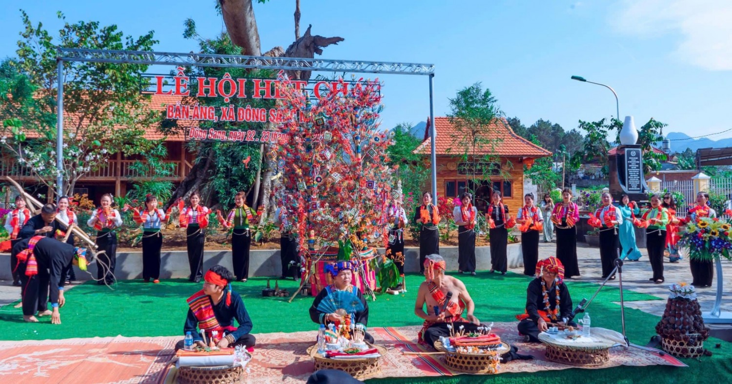 Những điệu xòe, tiếng khèn cùng các món ăn đặc sản góp phần tạo nên sức hấp dẫn riêng cho Mộc Châu vào mùa xuân (Ảnh: Du lịch Vân Hồ)
