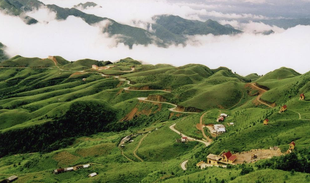 Cao nguyên này hấp dẫn du khách bởi khí hậu ôn hòa, những đồi chè xanh ngút ngàn, thảo nguyên rộng lớn cùng bản sắc văn hóa đặc trưng của nhiều dân tộc thiểu số (Ảnh: DLMC)
