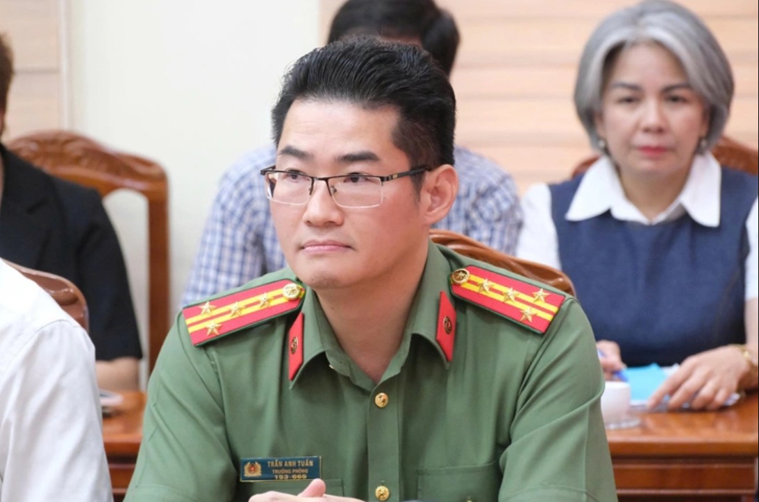 Đại tá Trần Anh Tuấn, Trưởng Phòng Tham mưu Công an tỉnh Tuyên Quang, thông tin kết quả điều tra vụ hơn 140 điểm 10 toán bất thường, tại họp báo chiều 9/7 - Ảnh: Tuổi Trẻ