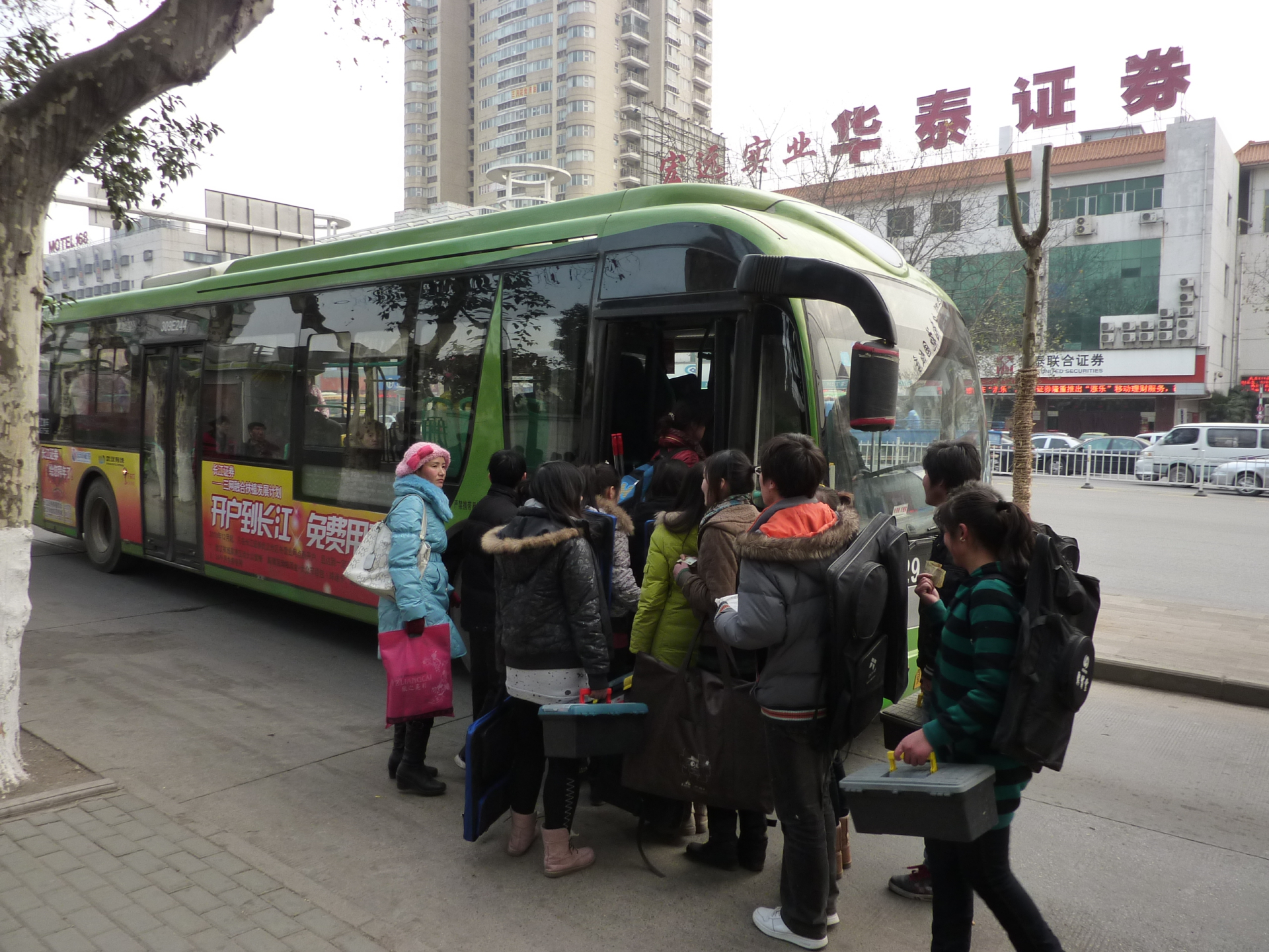 Người dân vẫn ưu tiên đi xe buýt nếu cần nhanh.