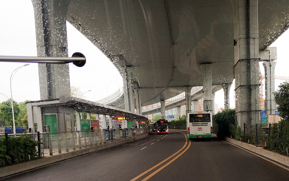 Tuyến BRT của Vũ Hán được thiết kế với làn đường ưu tiên.