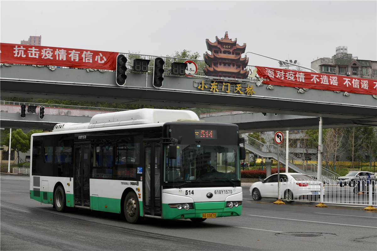 Ở Vũ Hán, nếu đang vội thì đừng gọi taxi, hãy đi xe buýt.
