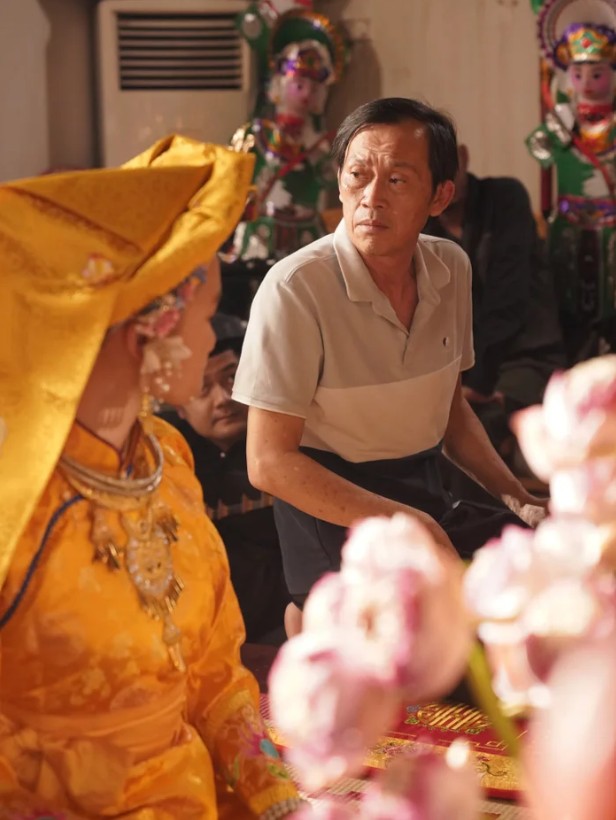 Hoài Linh trong vai thầy Thạch phim Người được chọn