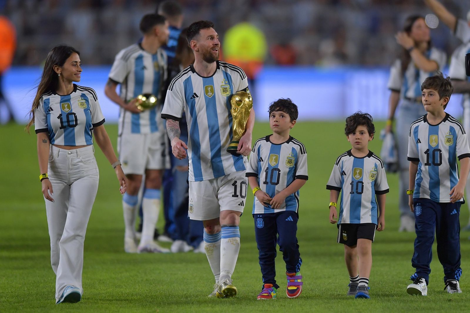 Sau trận chung kết Lusail - Messi cùng gia đình trên sân, 18/12/2022