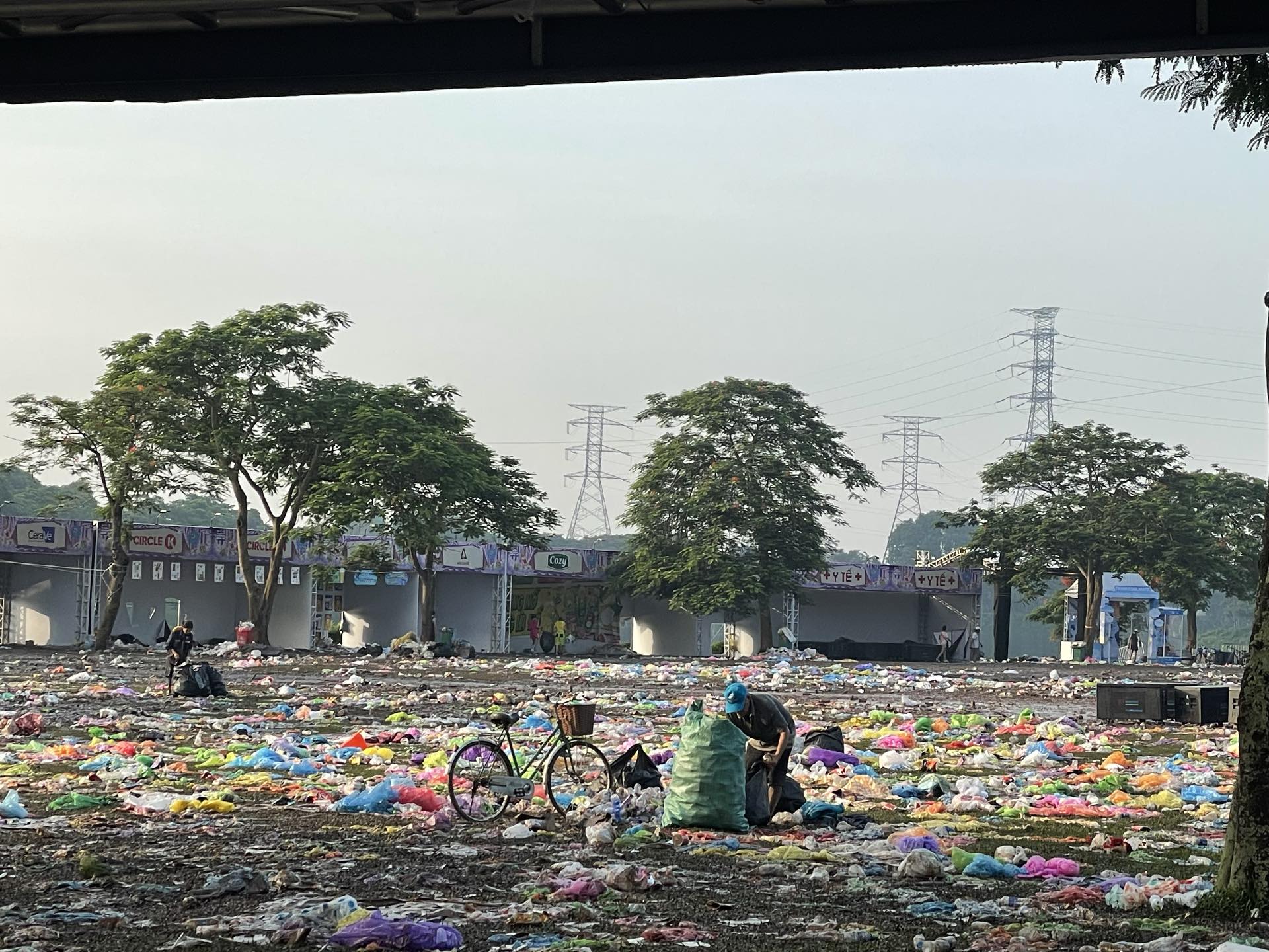 Khung cảnh ngập rác sau đêm diễn. vubachjphuong