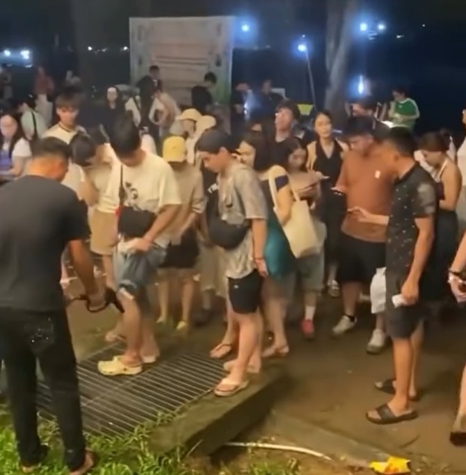 Nhiều khán giả cho biết đã bỏ ra 10.000 đồng để rửa sạch bùn lầy dưới chân.