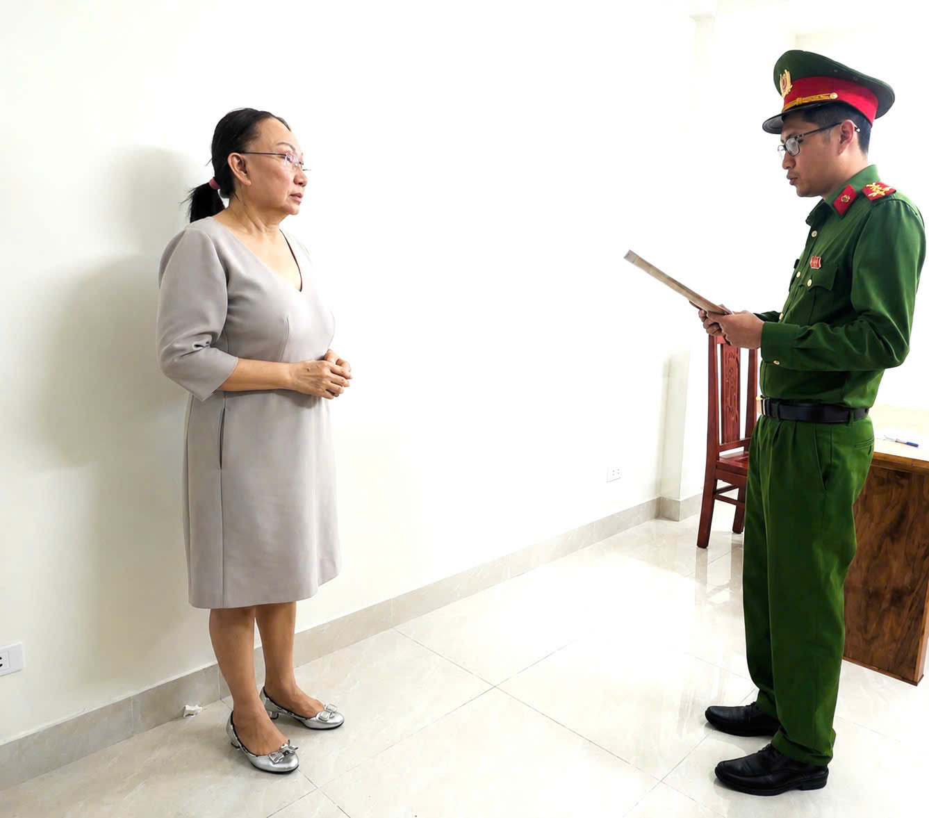 Đối tượng Lê Thị Ngọc Mỹ (chủ tiệm vàng Kim Lý) tại cơ quan điều tra (Ảnh: CATTH)