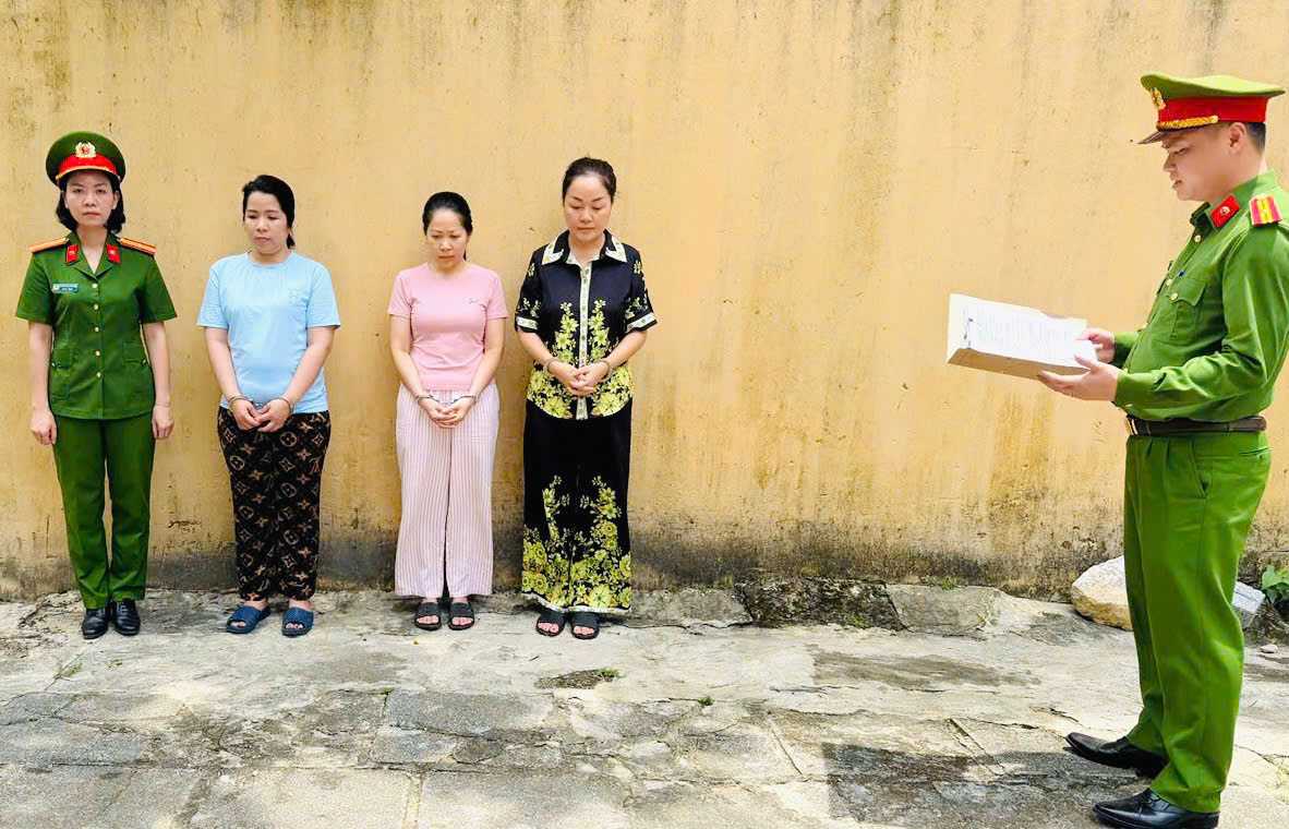 Hình ảnh các đối tượng Trần Tiễn Như Nghi mặc áo màu xanh, đối tượng Nguyễn Thị Liên mặc áo màu hồng (chủ tiệm vàng Ngọc Tâm), đối tượng Hoàng Thị Thanh Nga mặc áo màu đen hoa vàng (chủ tiệm vàng Ngọc Châu Âu) (Ảnh: CATTH)