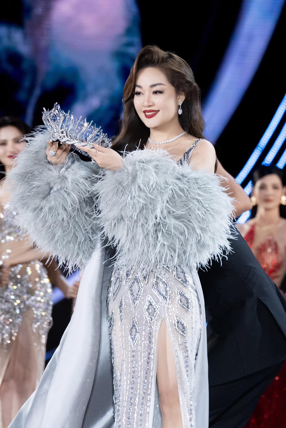 Ngọc Châu Âu thường xuyên tài trợ vương miện cho các cuộc thi hoa hậu, hoa khôi trong nước.