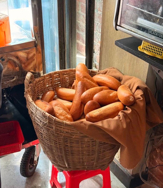 Bánh mì được giữ độ nóng như cách các tiệm bánh mì ở Việt Nam.