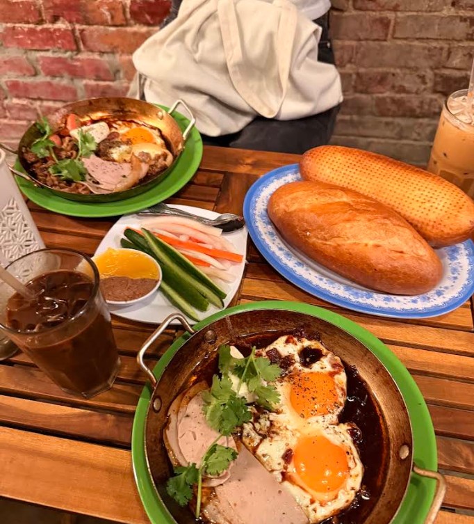 Bánh mì, cà phê - combo hoàn hảo cho các thực khách.