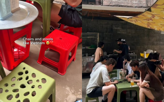 Bàn ghế nhựa như các tiệm vỉa hè ở Việt Nam.