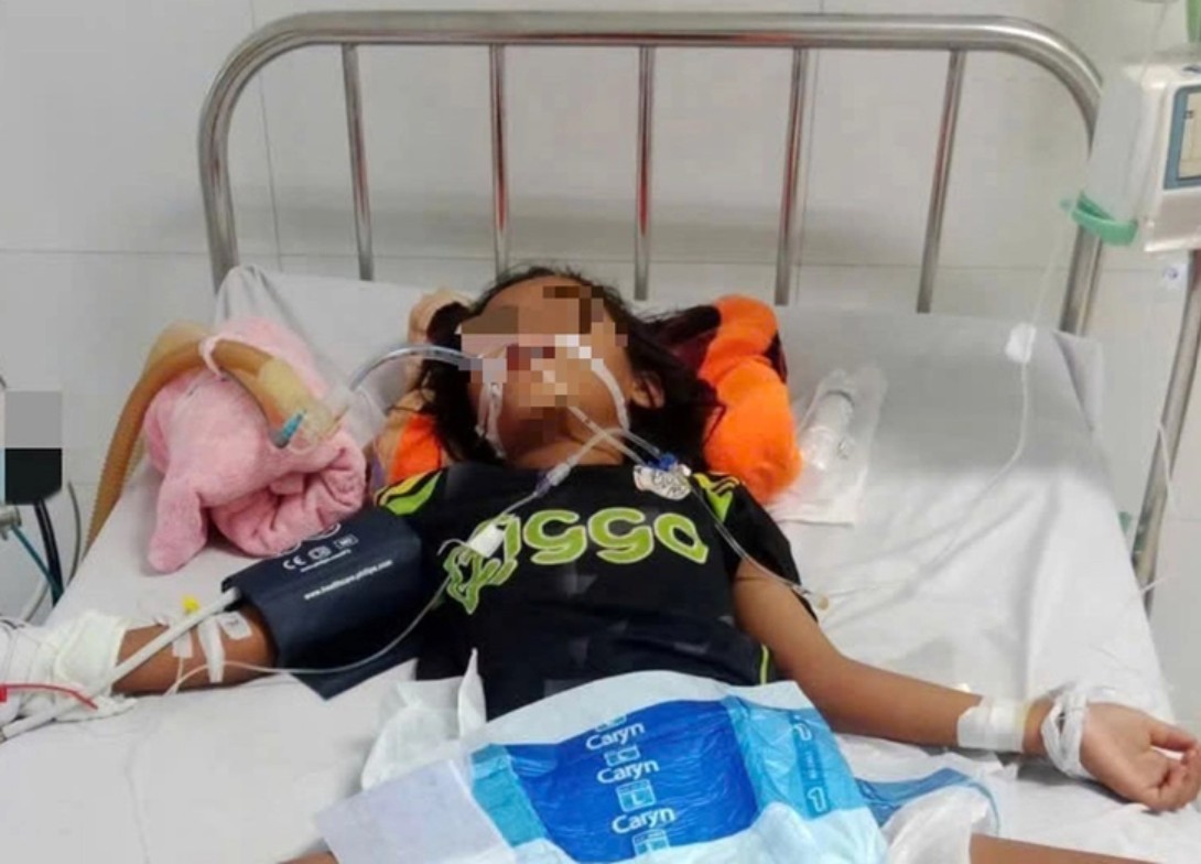 Bệnh nhi đang được cấp cứu sau khi ngộ độc vì ăn quả chanh dây rừng còn xanh