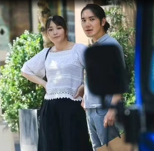   Cựu Công chúa Mako được bắt gặp cùng chồng là Kei Komuro sử dụng xe buýt công cộng tại thành phố New York.  