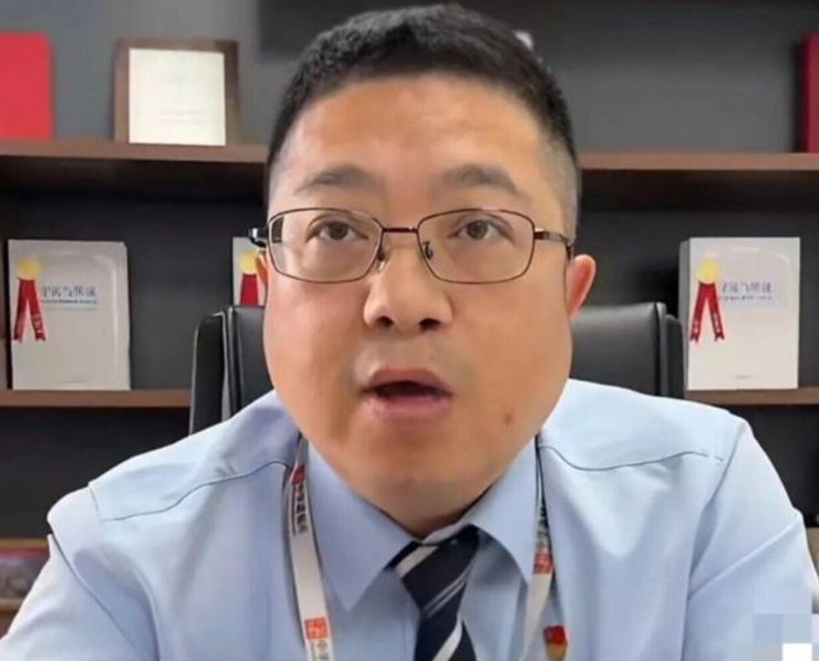 Ông Huang Haibo - quản lý chi nhánh tại Thượng Hải của Trung tâm Đăng ký Di chúc Trung Quốc. Ảnh: Sina.