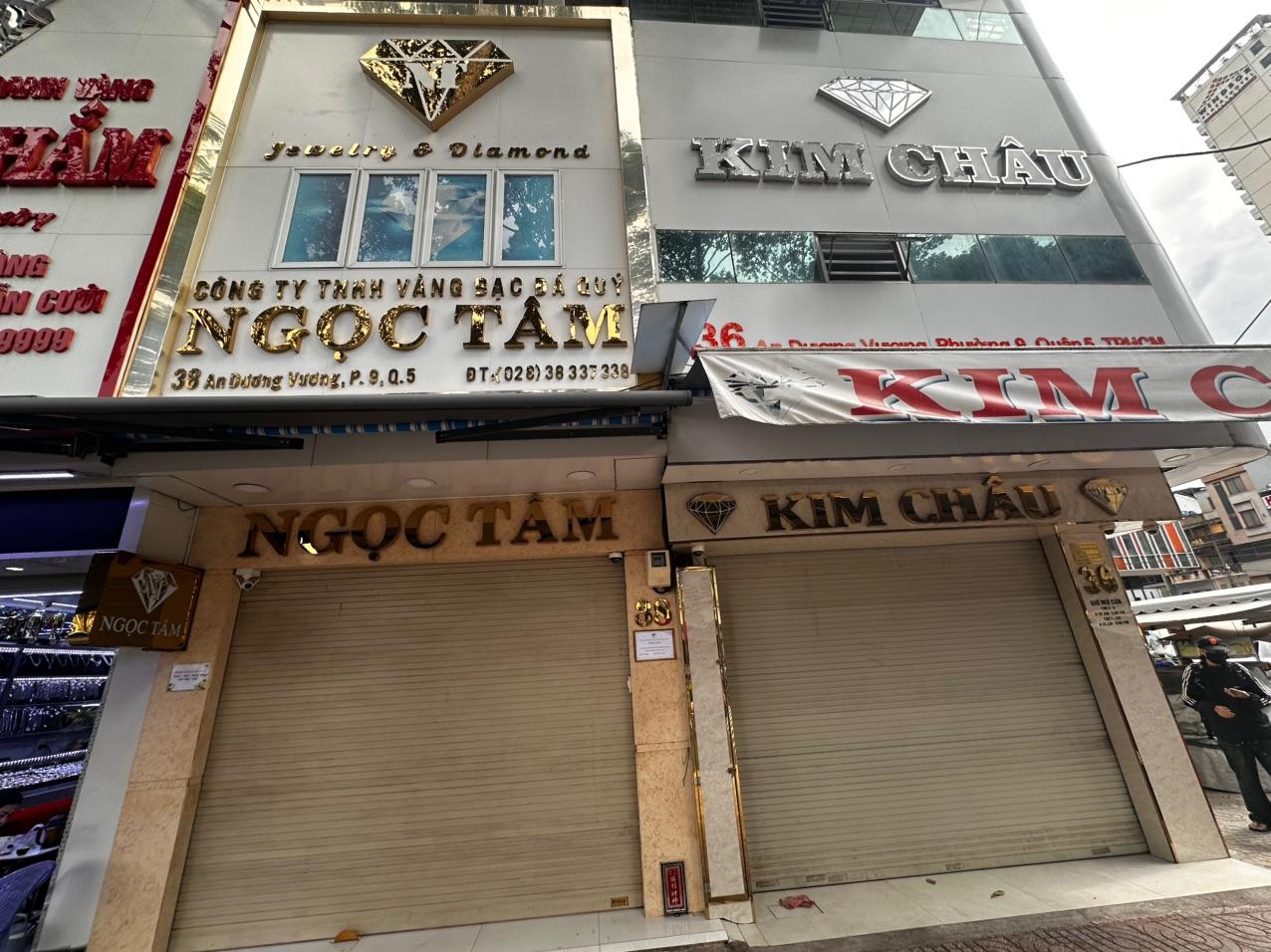 Những cửa hàng từng tấp nập khách ra vào nay đồng loạt đóng kín cửa, cài then, nhiều nơi dán thông báo tạm ngừng hoạt động. Không khí mua bán sôi động thường thấy trên tuyến phố kinh doanh kim cương gần như biến mất (Ảnh: Minh Ngọc)