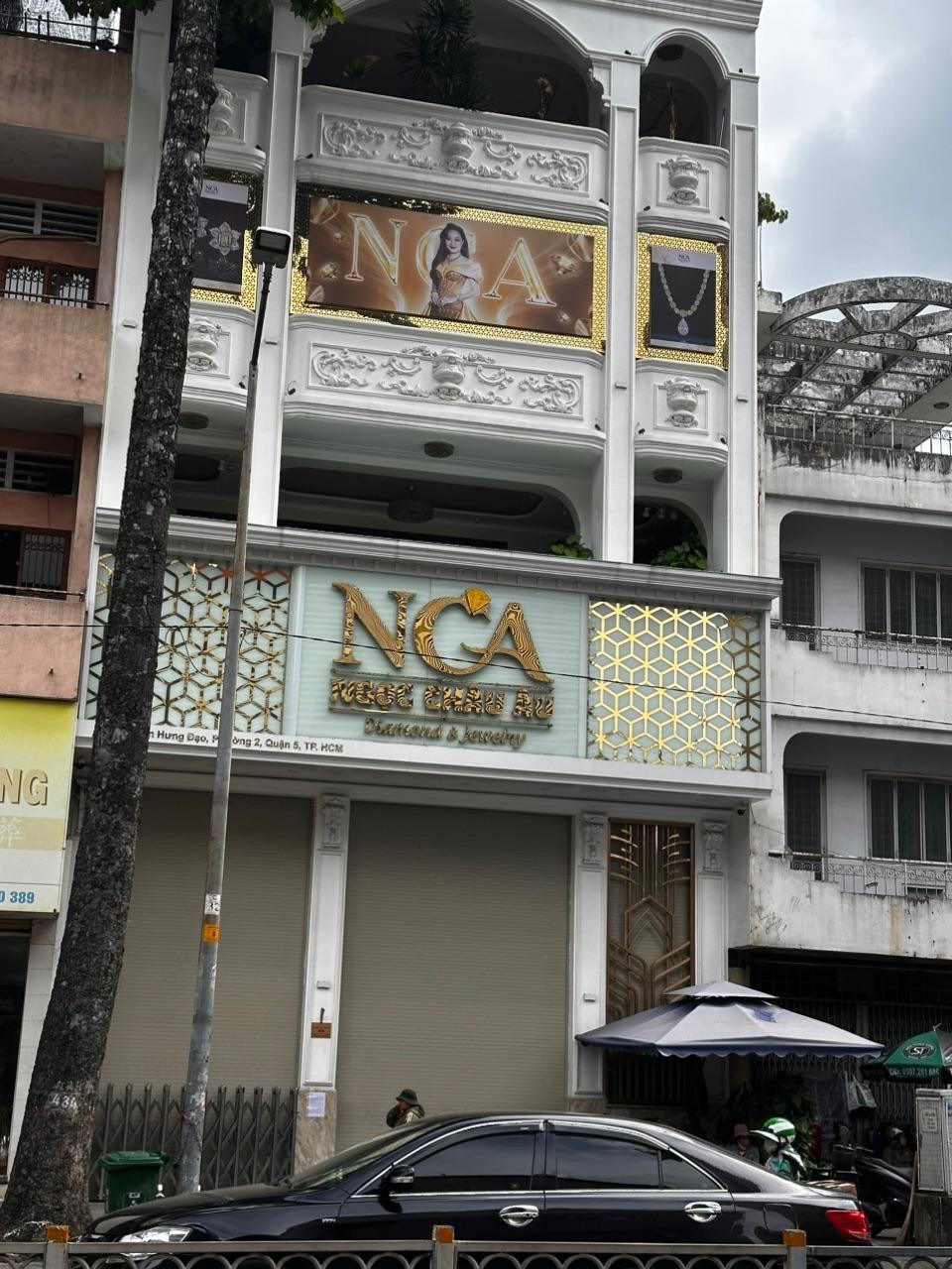 Trong sáng 15/7, cửa hàng trong tình trạng đóng cửa, bên ngoài vắng lặng, không ghi nhận nhân viên hay khách hàng xuất hiện (Ảnh: Minh Ngọc)