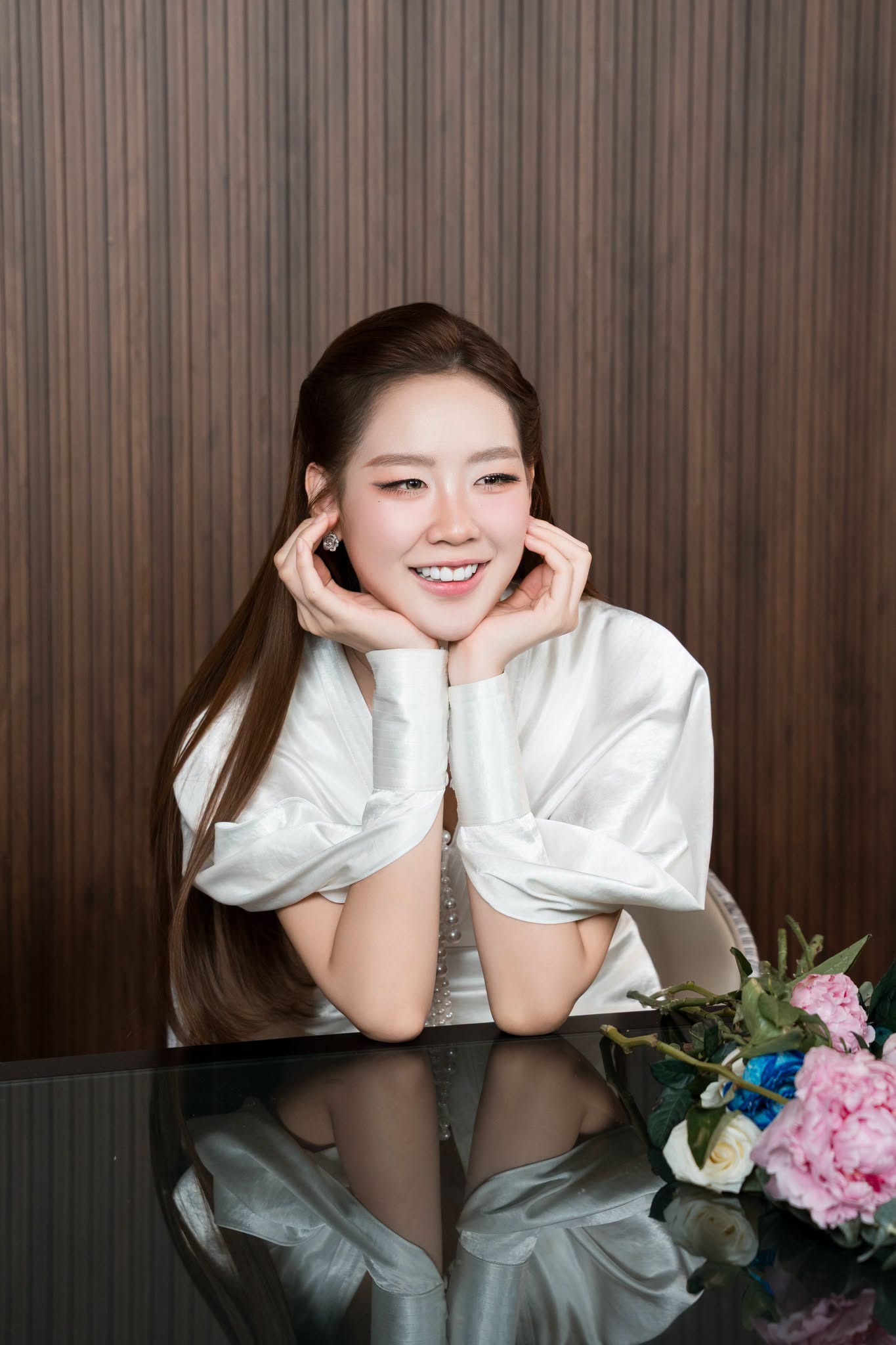 Dù giữ vẻ ngoài rạng rỡ, nhiều cư dân mạng cho rằng gương mặt của Bảo Ngọc có phần cứng và vùng mí mắt hơi sưng, làm dấy lên những bình luận bày tỏ sự lo lắng về tình trạng sức khỏe và tinh thần của nàng hậu sau những ồn ào vừa qua