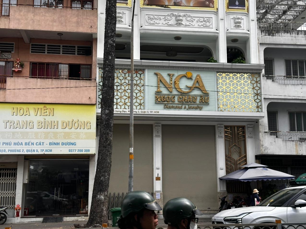 Cửa hàng Ngọc Châu Âu đóng kín cửa ngày 15/7 - Ảnh: Minh Ngọc