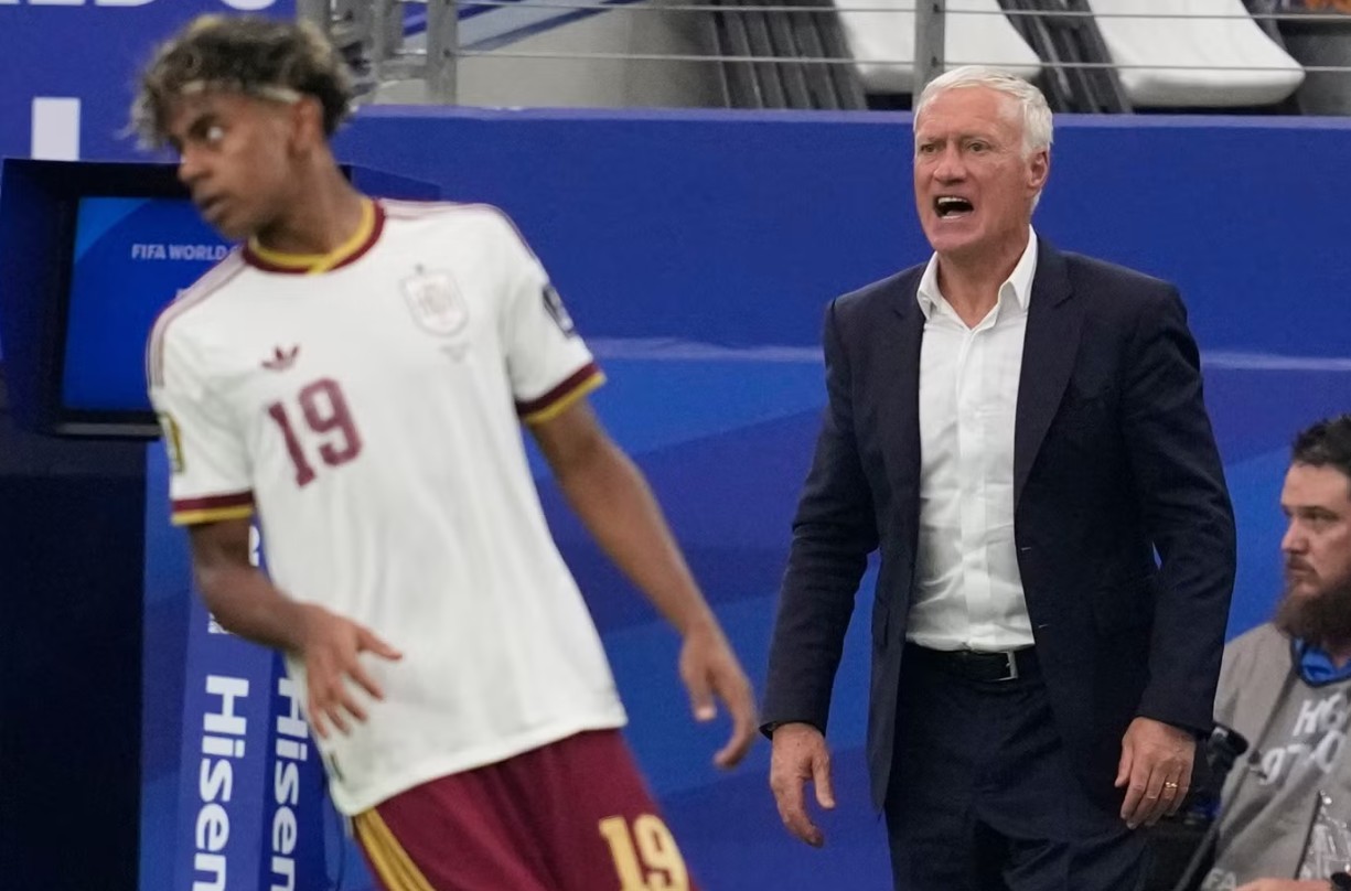 HLV Deschamps của đội tuyển Pháp đặt câu hỏi về trọng tài chính