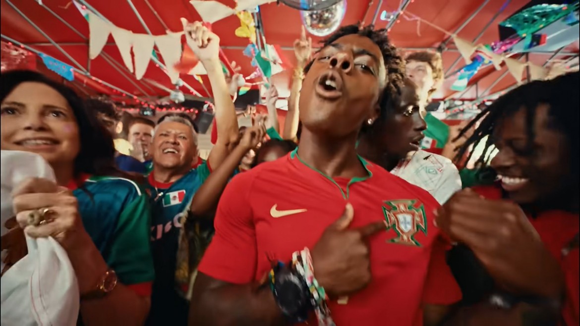 Anh cũng kịp ra mắt MV cổ vũ World Cup năm nay.