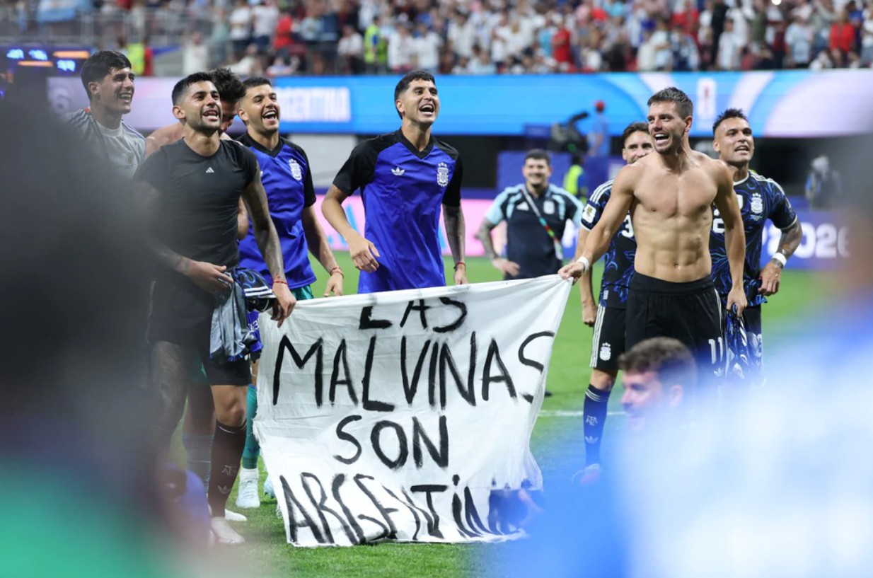 Màn ăn mừng mang đầy yếu tố nhạy cảm chính trị của các cầu thủ Argentina - Ảnh: AFP/TTXVN