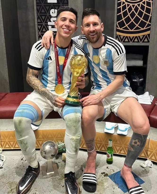 Messi và Enzo Fernandez cùng nhau ôm chiếc cúp vàng FIFA World Cup 2022