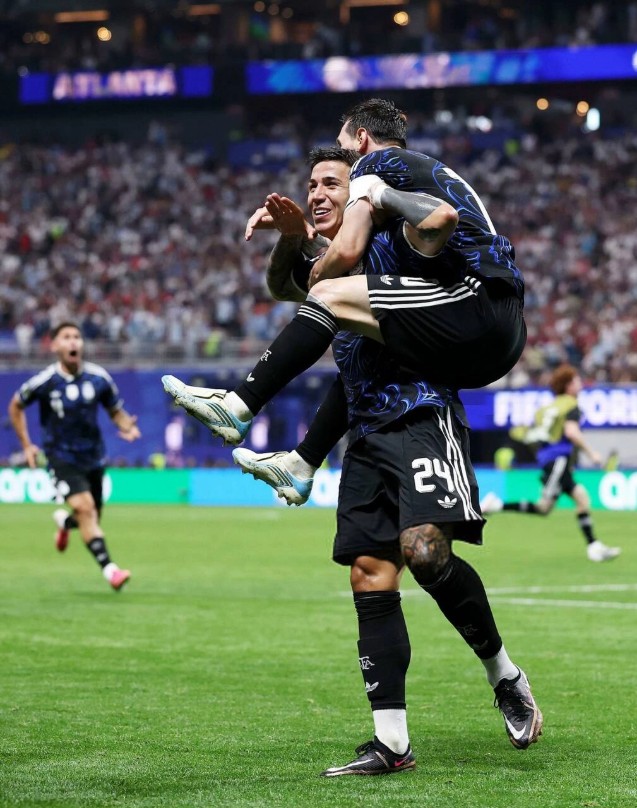 Enzo và Messi ăn mừng sau chiến thắng 2-1 trước đội tuyển Anh ở bán kết World Cup 2026. Ảnh: Reuters