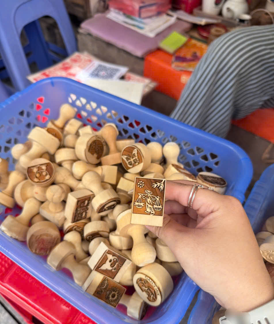 Các mẫu dấu gỗ tại cửa hàng có nhiều kích cỡ và thiết kế, được cả khách trong nước lẫn du khách nước ngoài quan tâm