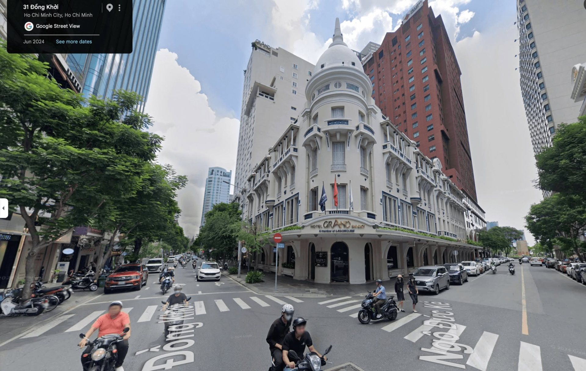 Đối diện khách sạn trăm năm Grand Hotel Saigon.