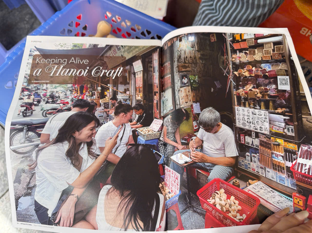 Những bài báo, cuốn tạp chí cũ được ông Toàn cẩn thận lưu giữ như kỷ niệm của nhiều năm gắn bó với nghề khắc dấu