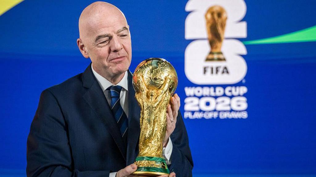 Chủ tịch FIFA - ông Gianni Infantino nâng chiếc cúp vô địch danh giá của giải đấu bóng đá lớn nhất hành tinh.