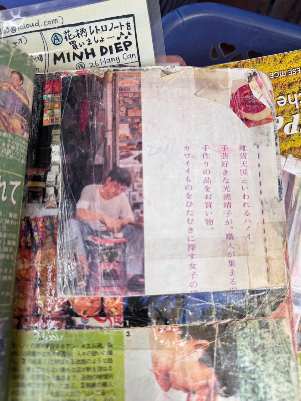 Ông Toàn mở cuốn tạp chí xuất bản từ những năm 1990 với toàn tiếng nước ngoài, chỉ vào bức ảnh của mình khi đang ngồi khắc dấu và cười nói: 