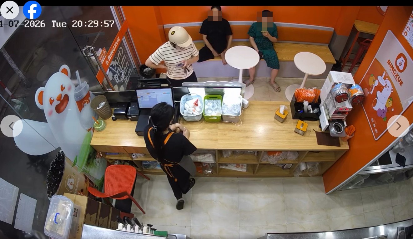 Bé trai mặc áo màu xanh ngồi ăn kem tại Bingxue 162C Đội Cấn