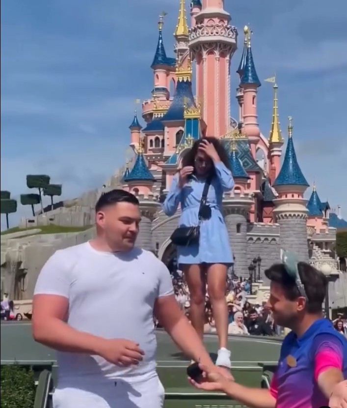 Màn cầu hôn trong mơ ở Disneyland Paris biến thành ‘ác mộng’ chỉ vì 21 giây: Disney phải lên tiếng xin lỗi