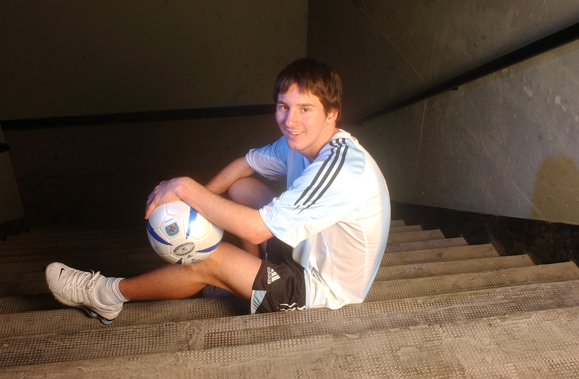 Lionel Messi khi còn là một tài năng trẻ tại lò đào tạo La Masia