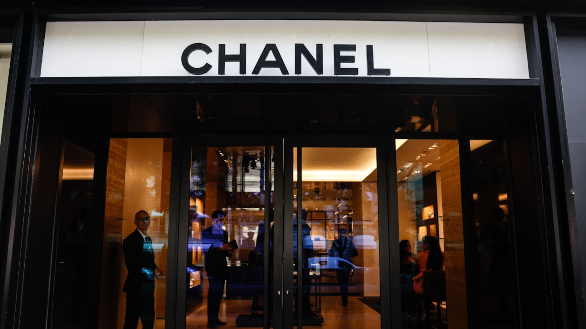 Các cửa hàng Chanel vẫn hoạt động bình thường.