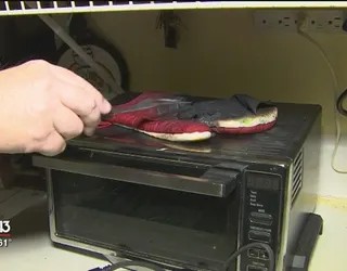 Chiếc găng tay tại hiện trường vụ hỏa hoạn. Ảnh: FOX 13
