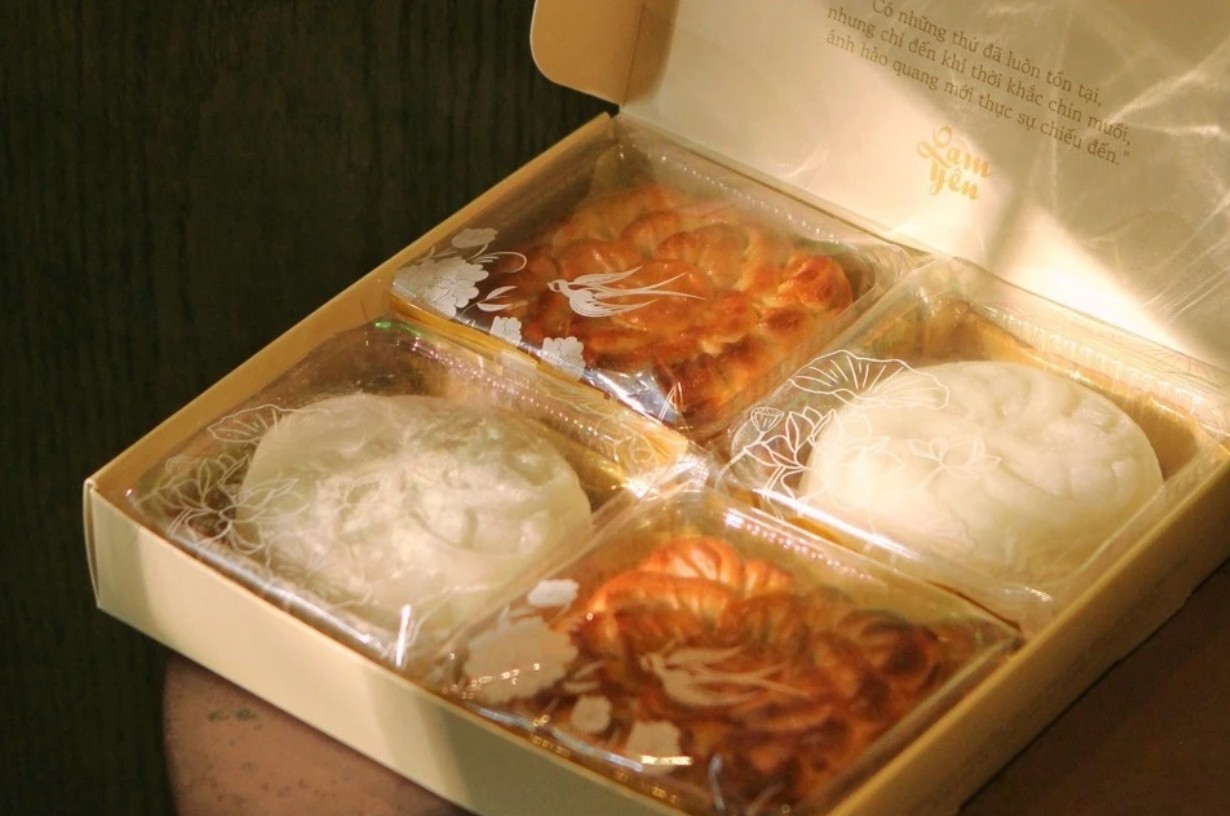 Bên cạnh bánh Trung thu cốm xào, bánh dẻo cốm xào, bánh dẻo custard trứng muối, bánh cốm đậu xanh... cũng là những loại bánh nổi bật - Ảnh: Lam Yên