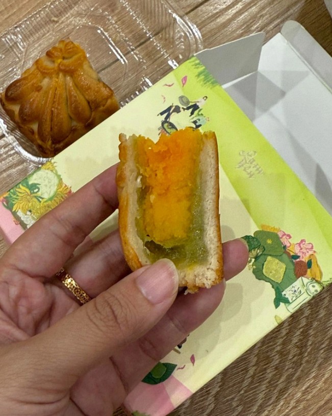 Bánh nướng nhân cốm xào, trứng muối có giá dao động 65.000-85.000 đồng/chiếc - Ảnh: T.H