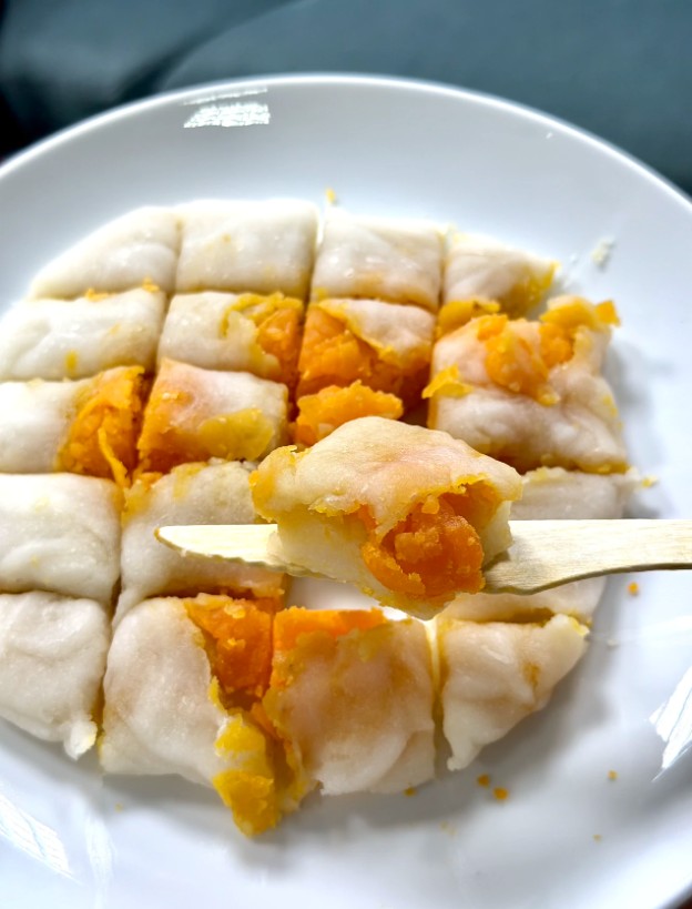 Cách ăn bánh khác lạ cũng tạo nên cơn sốt - Ảnh: Ngọc Ánh